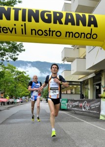 Alessio Loner vince la gara davanti ad Adriano Pinamonti